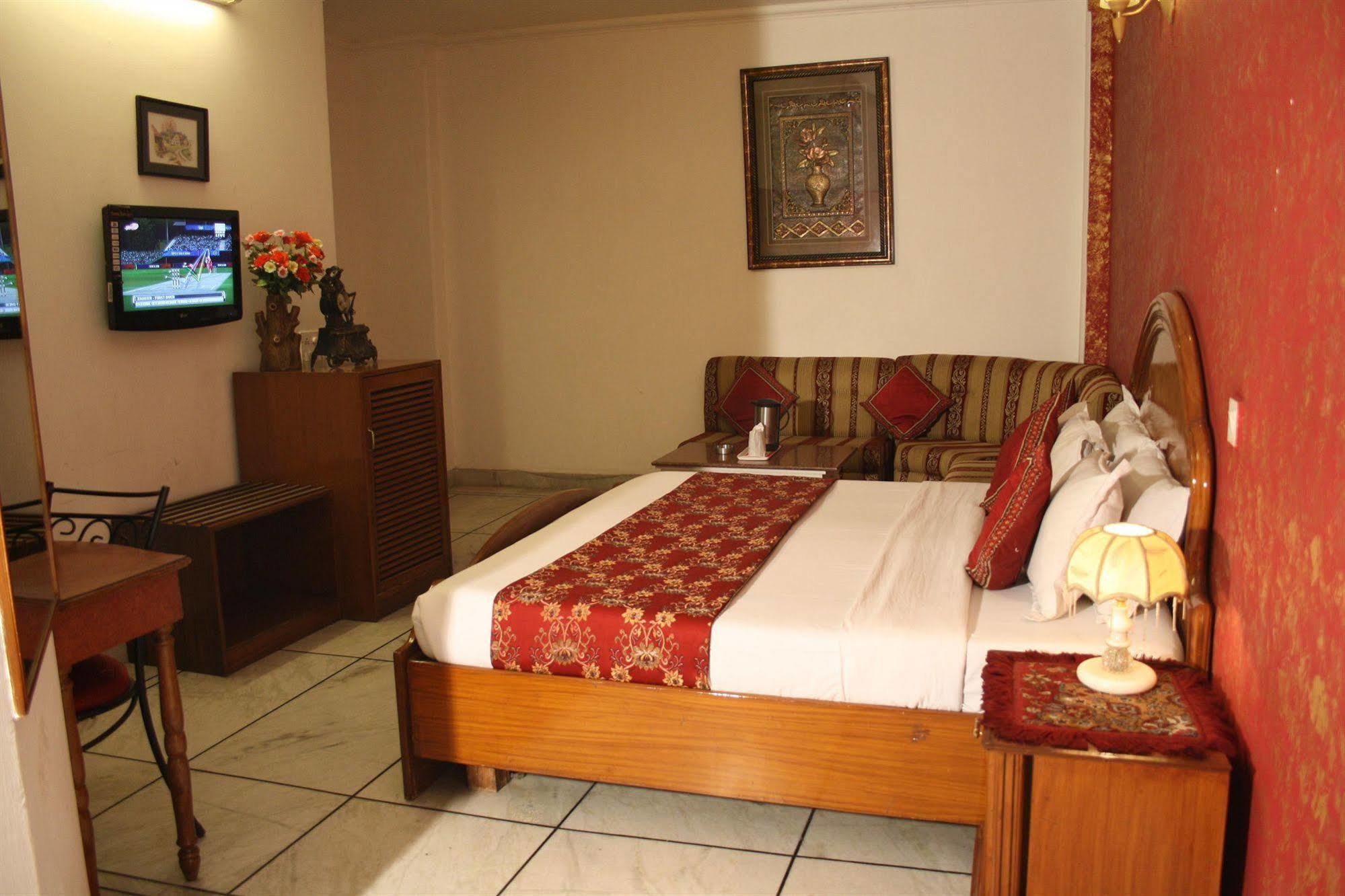 Hotel Rahul Palace Yeni Delhi Oda fotoğraf