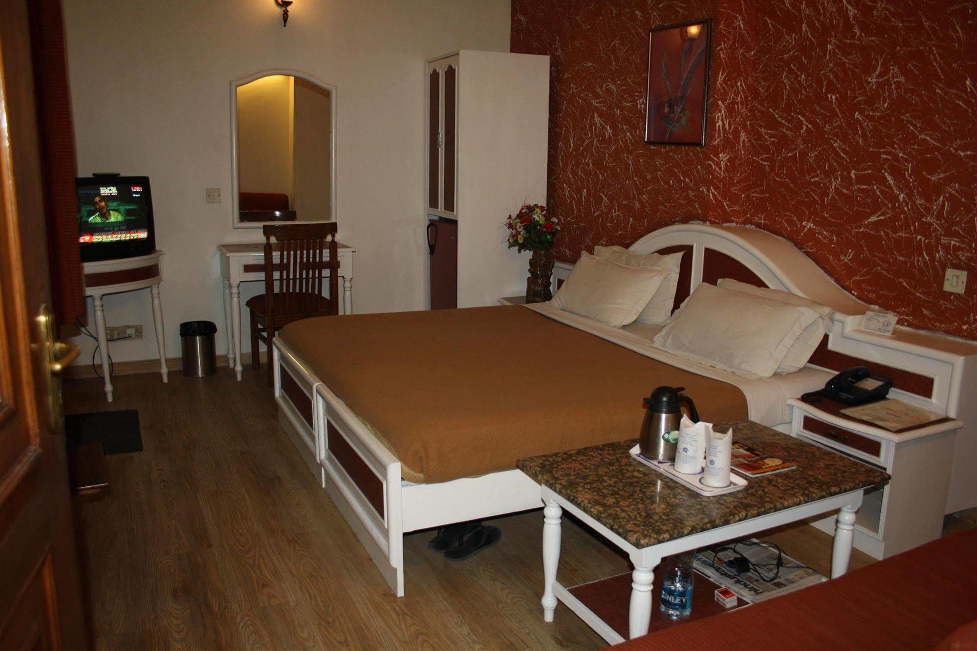 Hotel Rahul Palace Yeni Delhi Oda fotoğraf