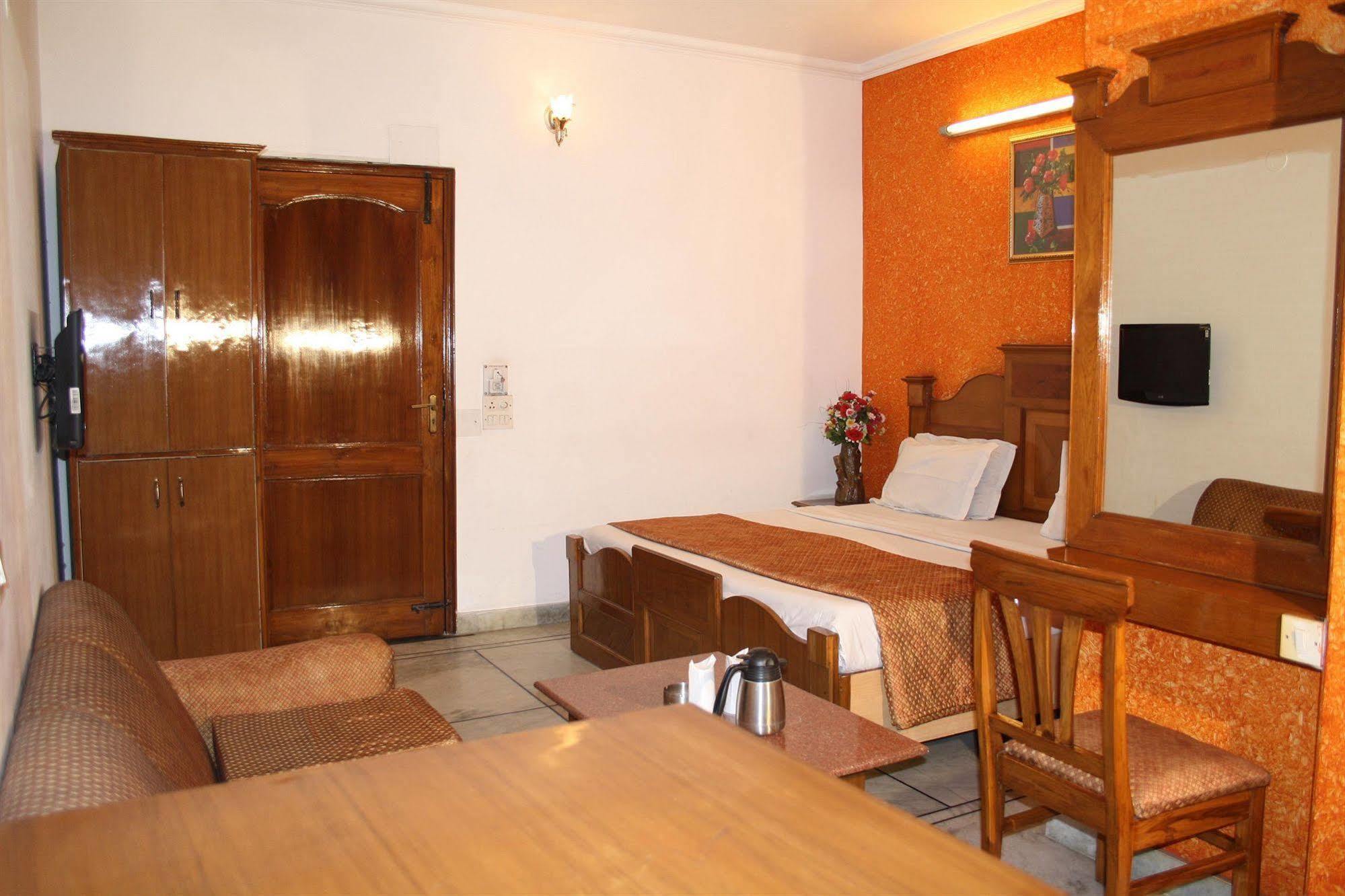 Hotel Rahul Palace Yeni Delhi Oda fotoğraf