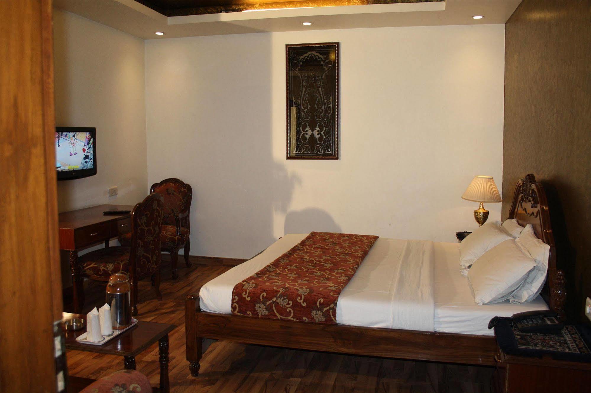 Hotel Rahul Palace Yeni Delhi Oda fotoğraf