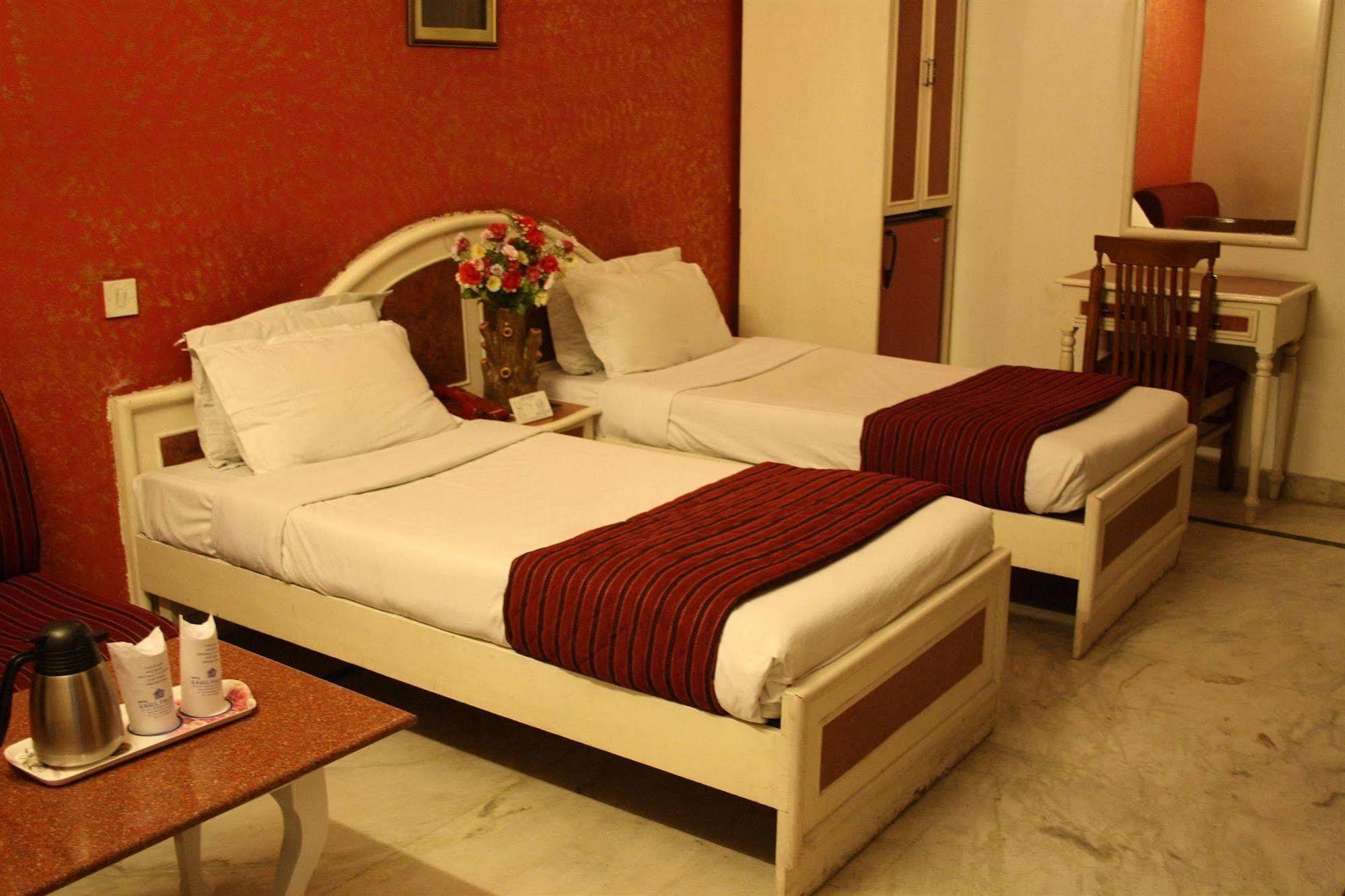 Hotel Rahul Palace Yeni Delhi Oda fotoğraf